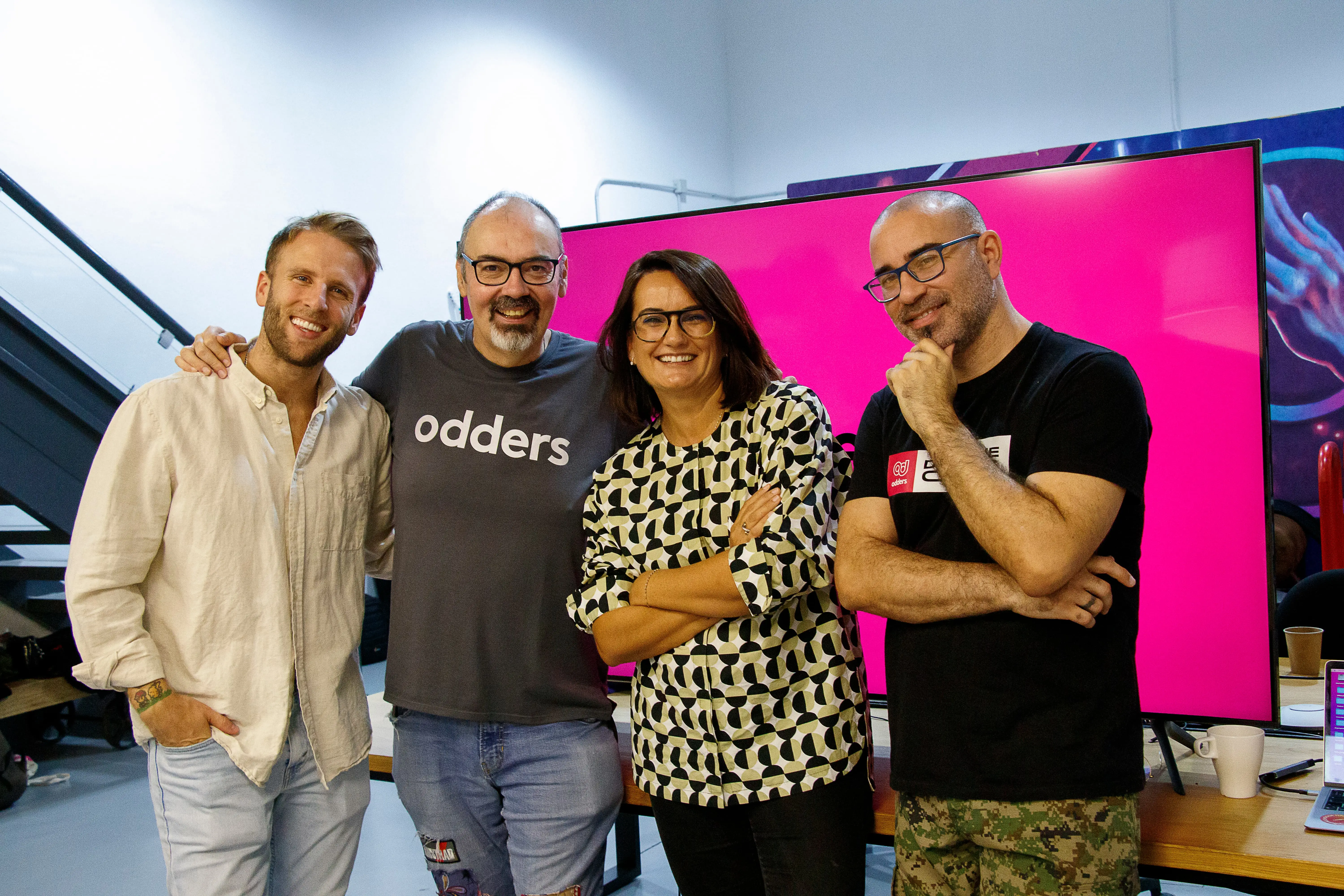 Persona con gafas de realidad virtual explorando la realidad aumentada